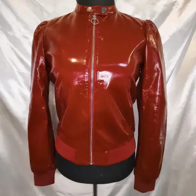 Chaqueta de cuero sintético roja brillante - miniatura 1