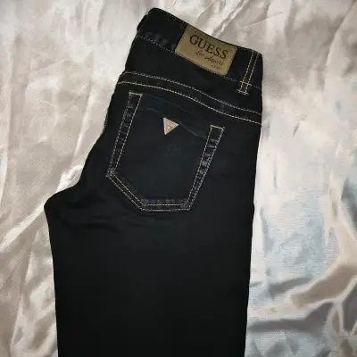 Jeans azul oscurotiro bajo Guess para mujer - miniatura 2