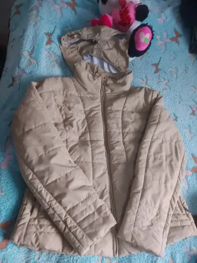 Chaqueta acolchada beige con capucha - miniatura 1