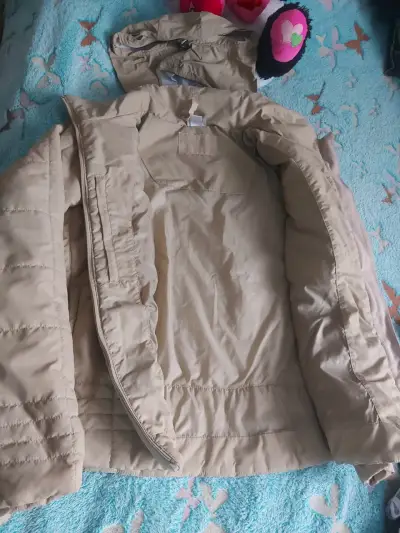 Chaqueta acolchada beige con capucha - miniatura 2