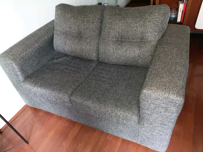 Sofá de dos plazas gris en buen estado - miniatura 1