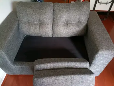 Sofá de dos plazas gris en buen estado - miniatura 3
