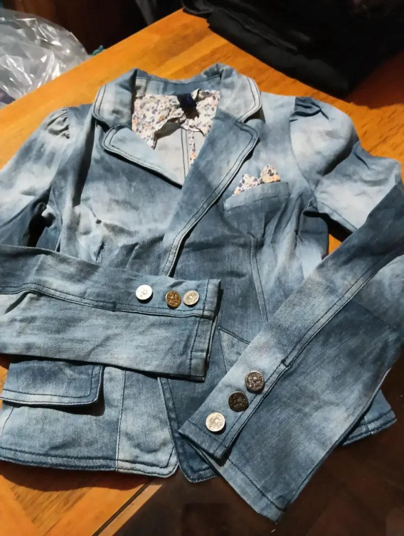 Chaqueta de mezclilla para mujer con botones decorativos