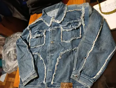 Chaqueta de mezclilla para mujer con botones decorativos - miniatura 2