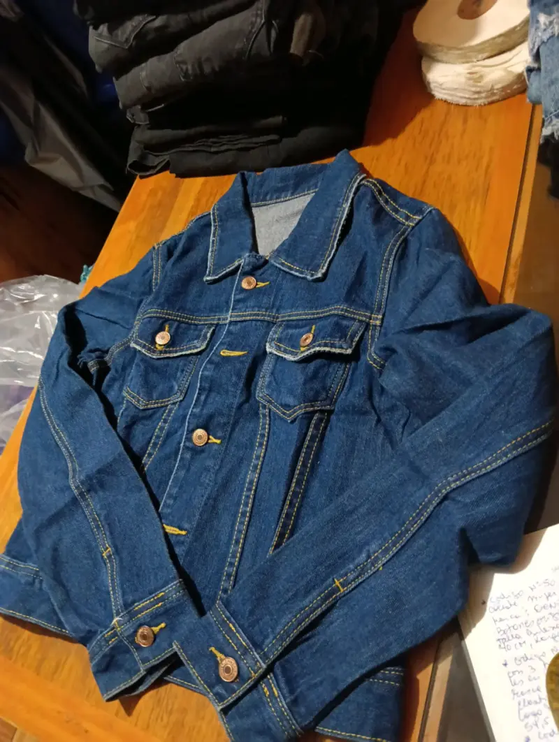 Chaqueta de mezclilla para mujer con botones decorativos - 3