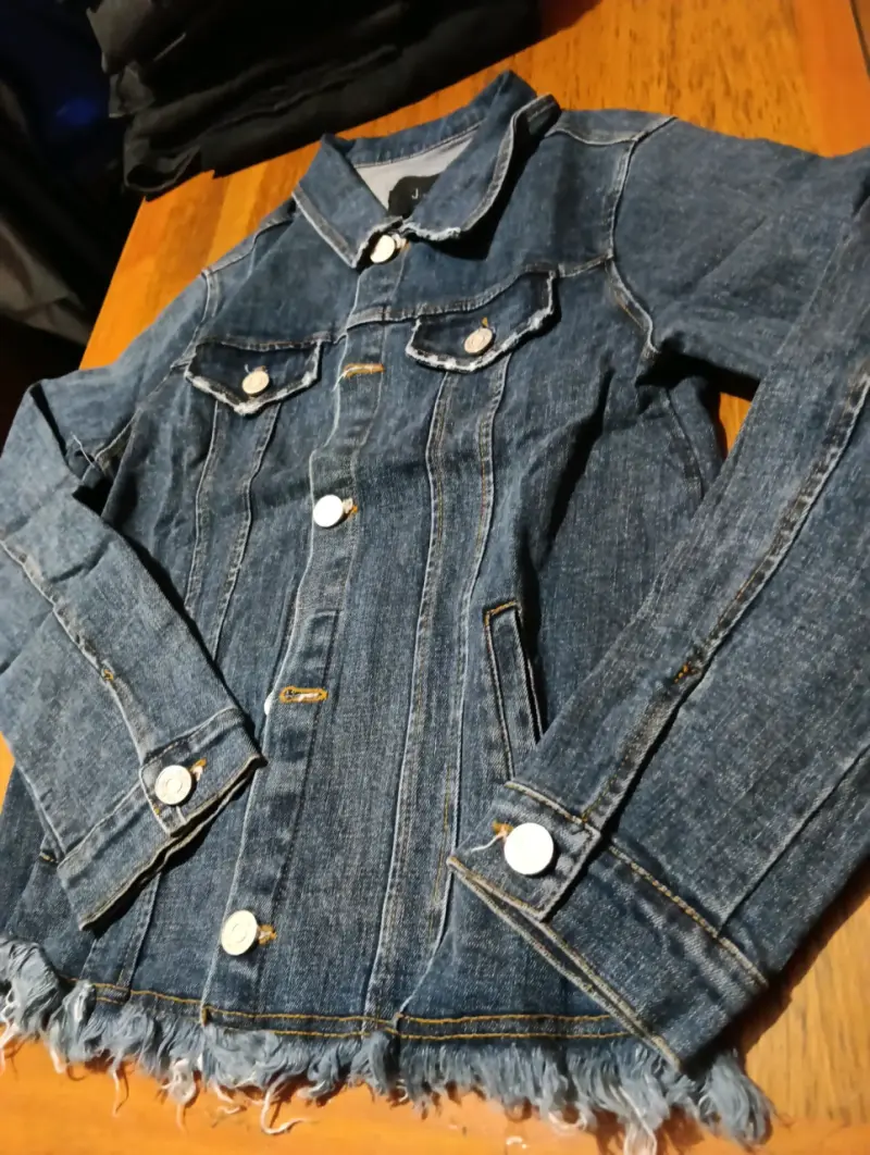 Chaqueta de mezclilla para mujer con botones decorativos - 4