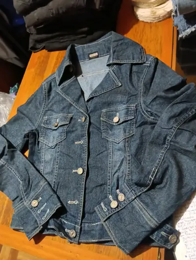 Chaqueta de mezclilla para mujer con botones decorativos - miniatura 5