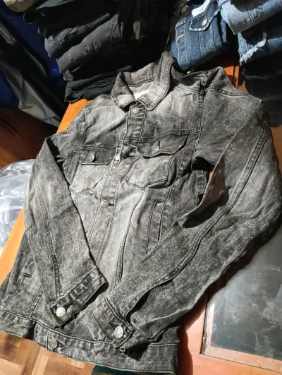 Chaqueta de mezclilla para mujer con botones decorativos - miniatura 6