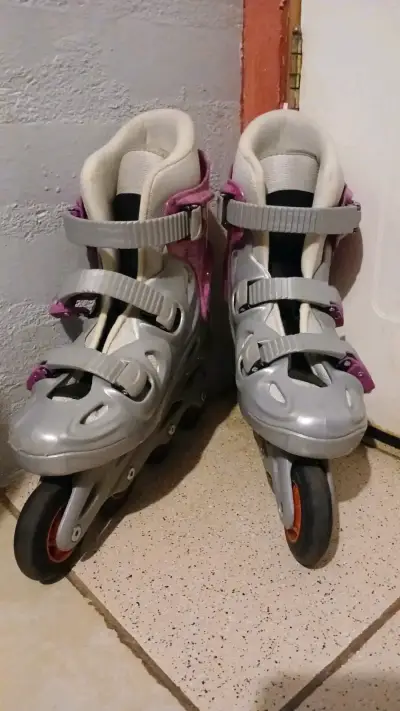 Patines en línea color gris y rosa - miniatura 1