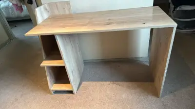 Escritorio de madera con estantes integrados - miniatura 1