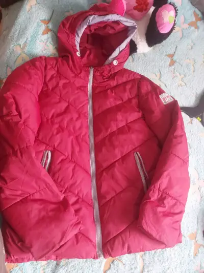 Chaqueta acolchada roja con capucha para mujer - miniatura 1