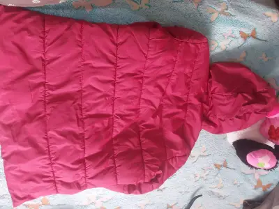 Chaqueta acolchada roja con capucha para mujer - miniatura 2