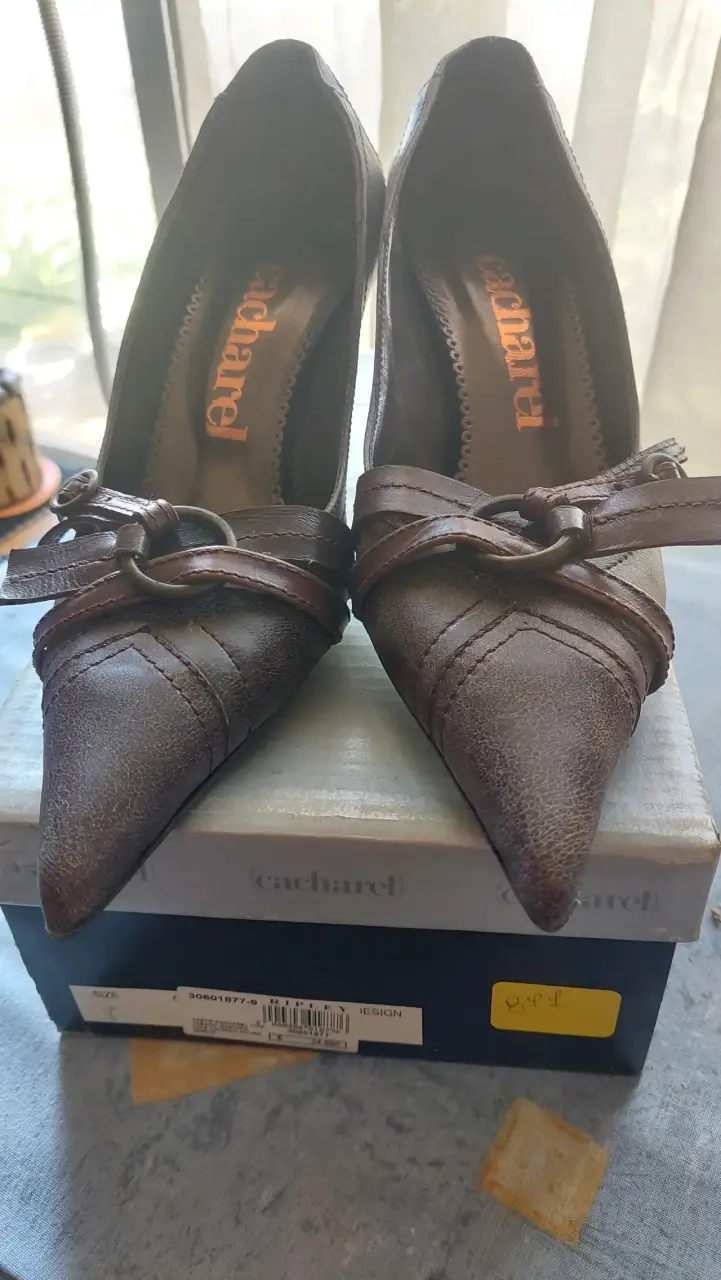 Zapatos de tacón marrón Cacharel en buen estado - 2