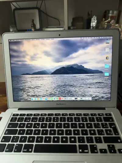 MacBook Air usado en buen estado - miniatura 1