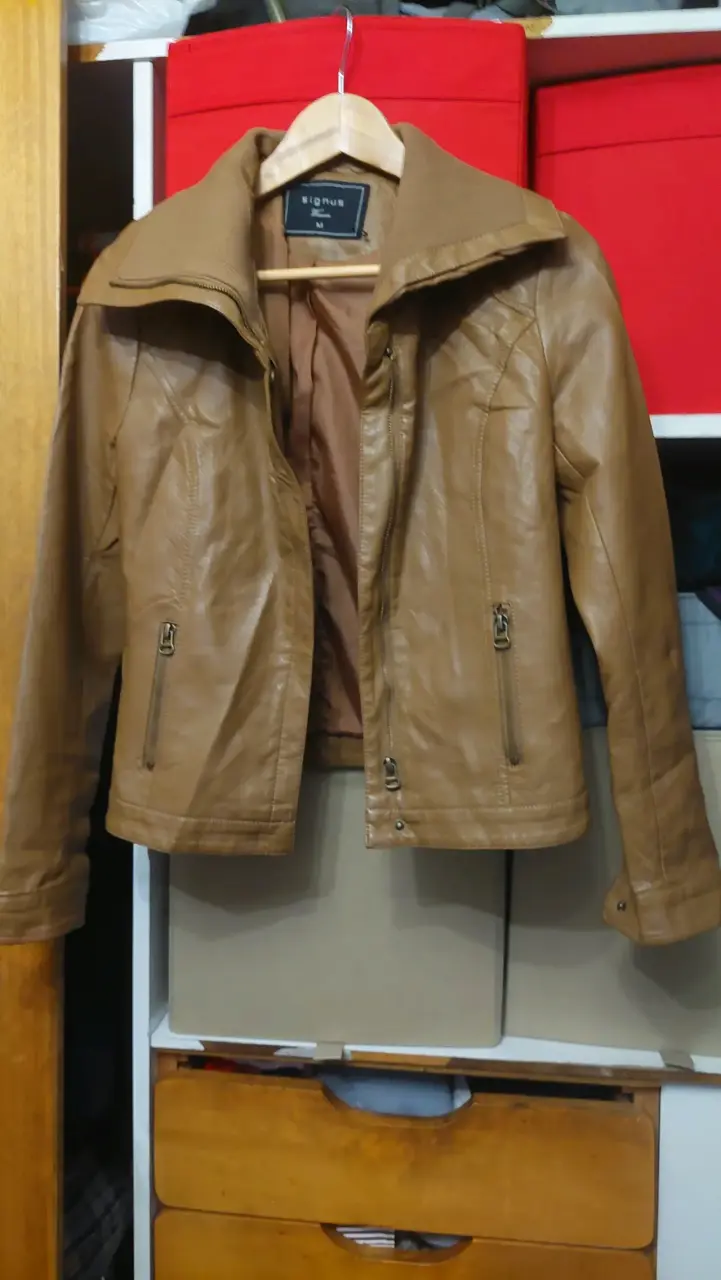 Chaqueta de cuero sintético marrón para mujer