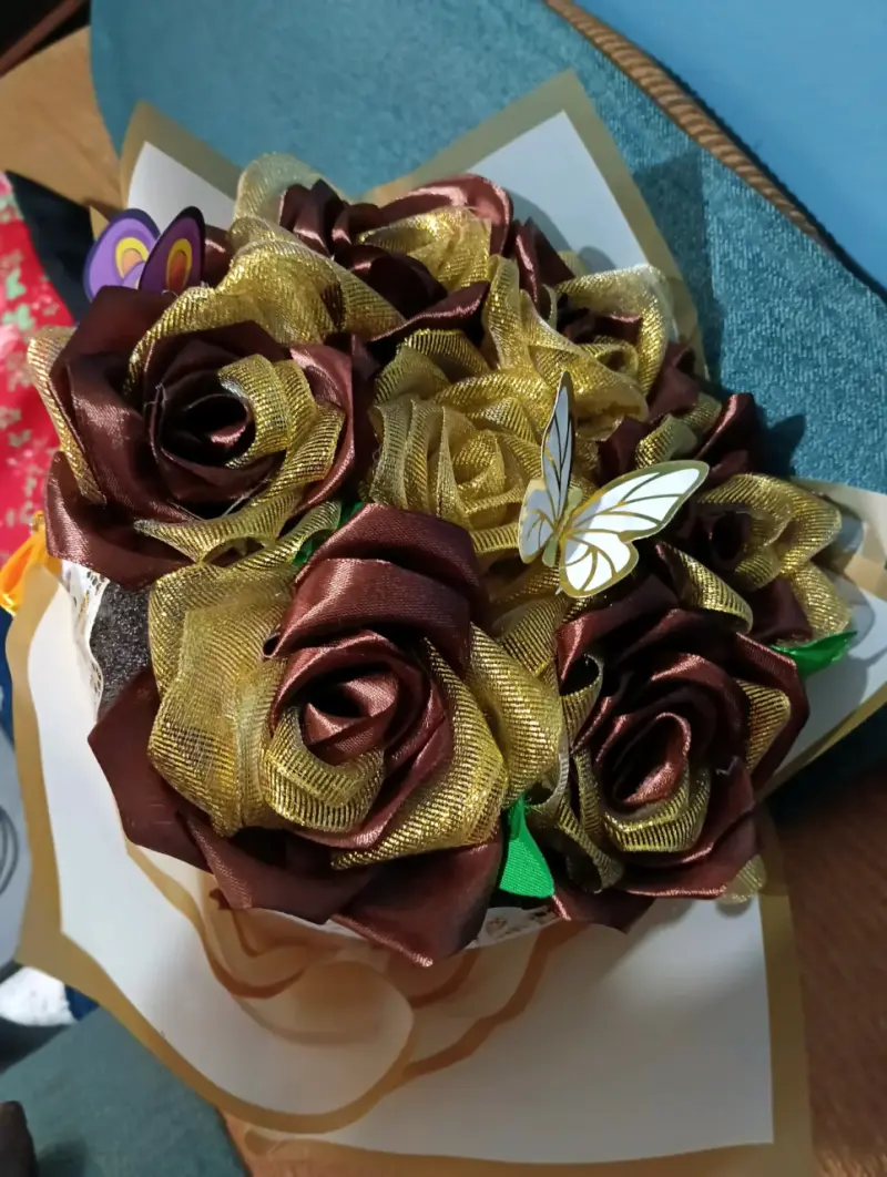 Ramo de rosas artificiales decorativas