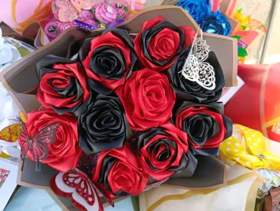 Ramo de rosas artificiales decorativas - miniatura 5
