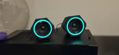 Parlantes LED hexagonales con luz Led - miniatura 1