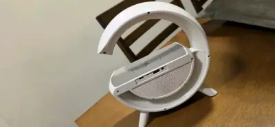 Reloj despertador con altavoz Bluetooth y cargador inalámbrico - miniatura 1