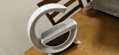 Reloj despertador con altavoz Bluetooth y cargador inalámbrico - miniatura 2