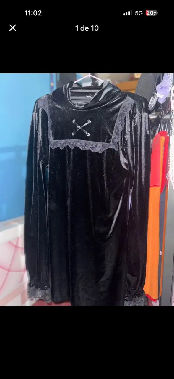 Vestido de terciopelo negro con encaje