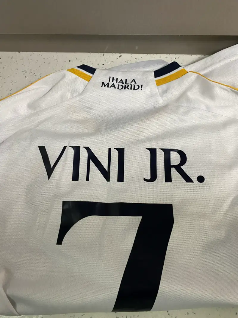 Camiseta Real Madrid Adidas Vini Jr. Talla M - 3
