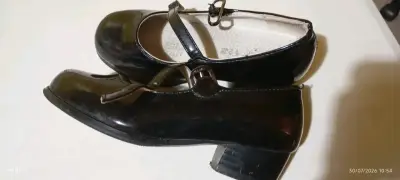 Zapatos de charol negros para niña con hebilla - miniatura 1
