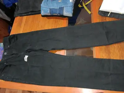 Jeans negros para hombre en buen estado - miniatura 2