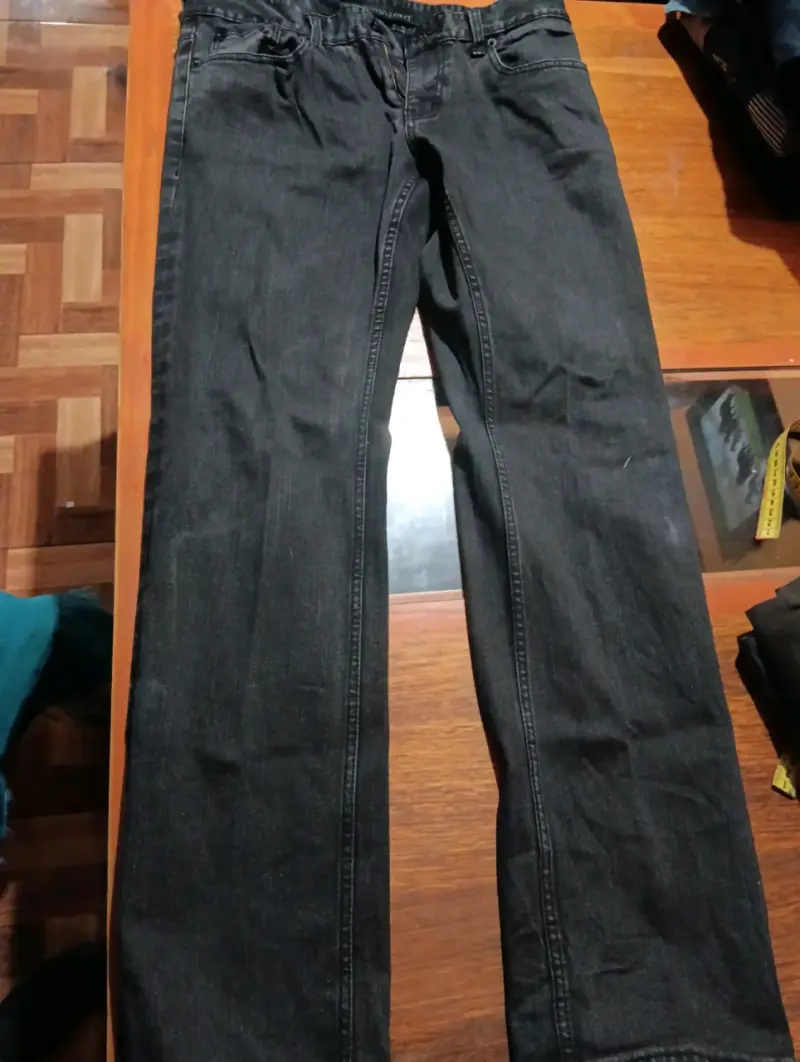 Jeans negros para hombre en buen estado - 4
