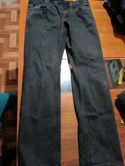 Jeans negros para hombre en buen estado - miniatura 4