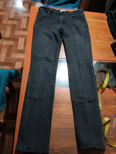 Jeans negros para hombre en buen estado - miniatura 5