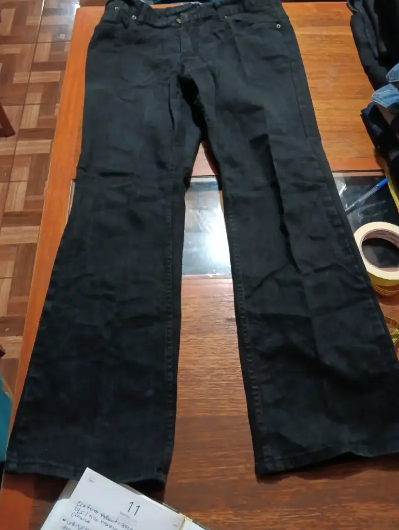 Jeans negros para hombre en buen estado - 6