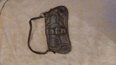 Cartera de cuero marrón con hebilla decorativa - miniatura 1