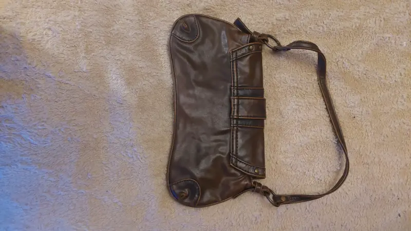 Cartera de cuero marrón con hebilla decorativa - 2