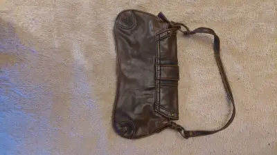 Cartera de cuero marrón con hebilla decorativa - miniatura 2
