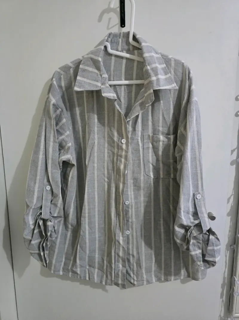 Camisa de rayas gris para mujer
