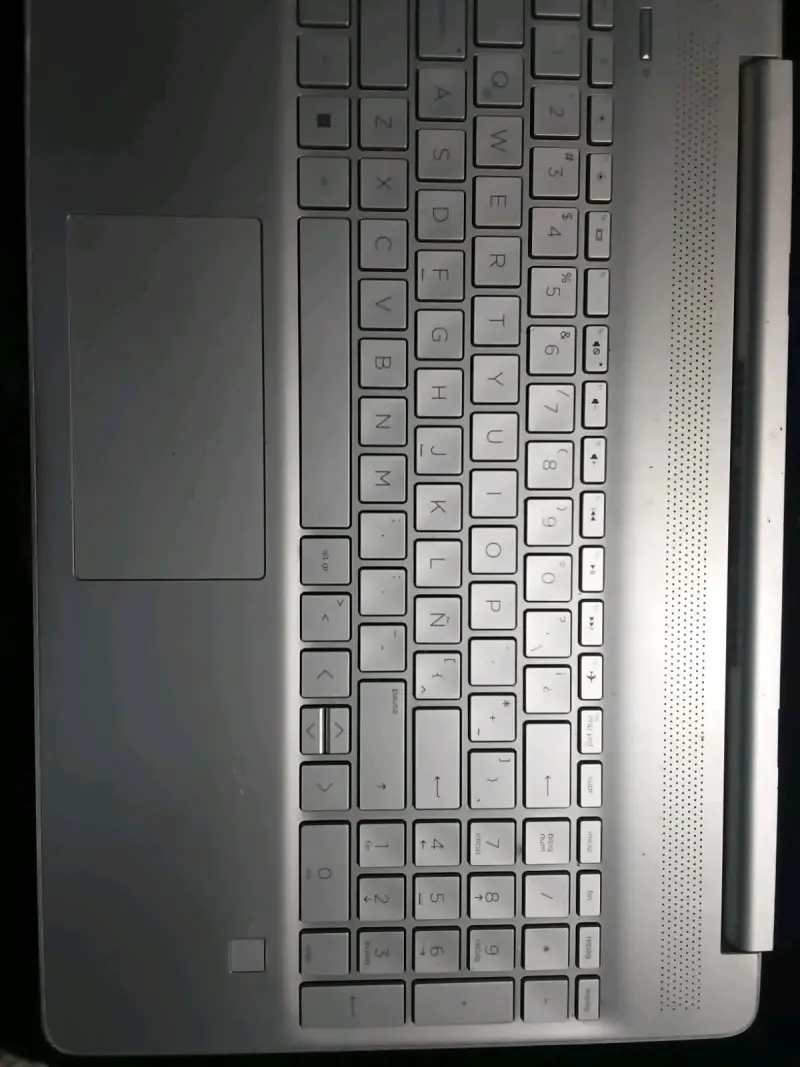 Laptop HP con AMD Ryzen 3  y 8GB RAM - 1