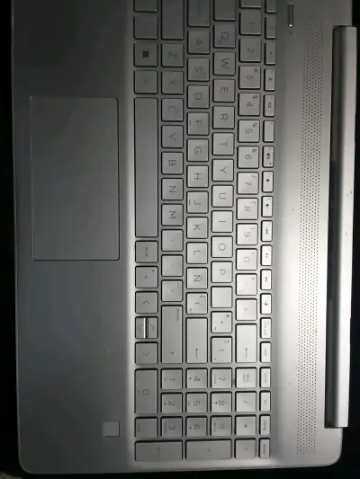 Laptop HP con AMD Ryzen 3  y 8GB RAM - miniatura 1