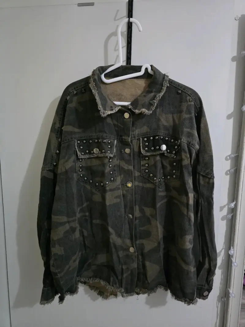 Chaqueta de mezclilla con tachas