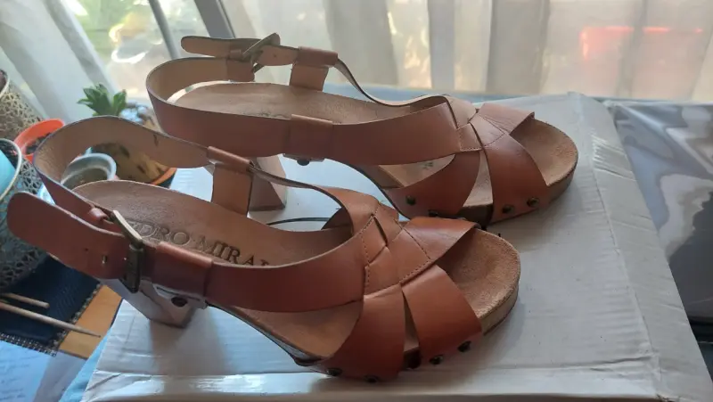 Sandalias de cuero marrón con tacón Pedro Miralles - 1