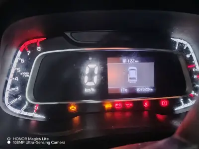 SUV Kia con tablero digital y cámara trasera - miniatura 1