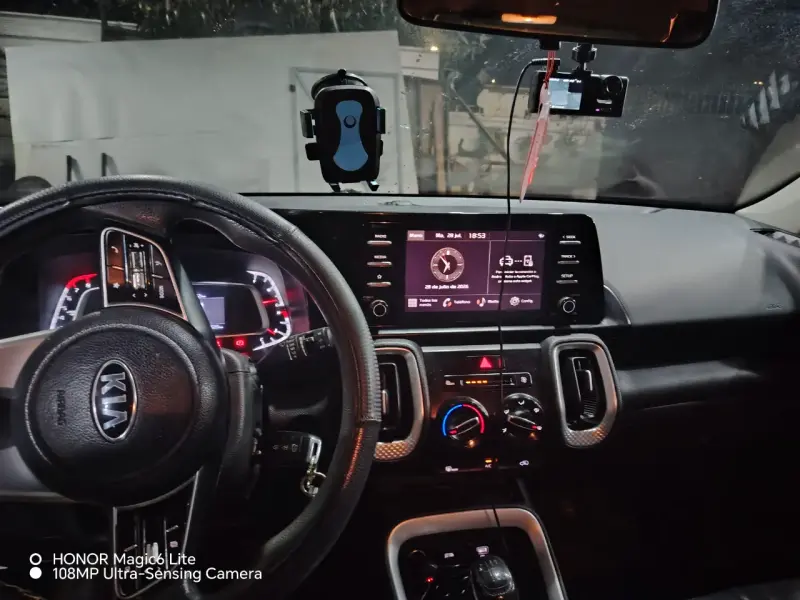 SUV Kia con tablero digital y cámara trasera - 2