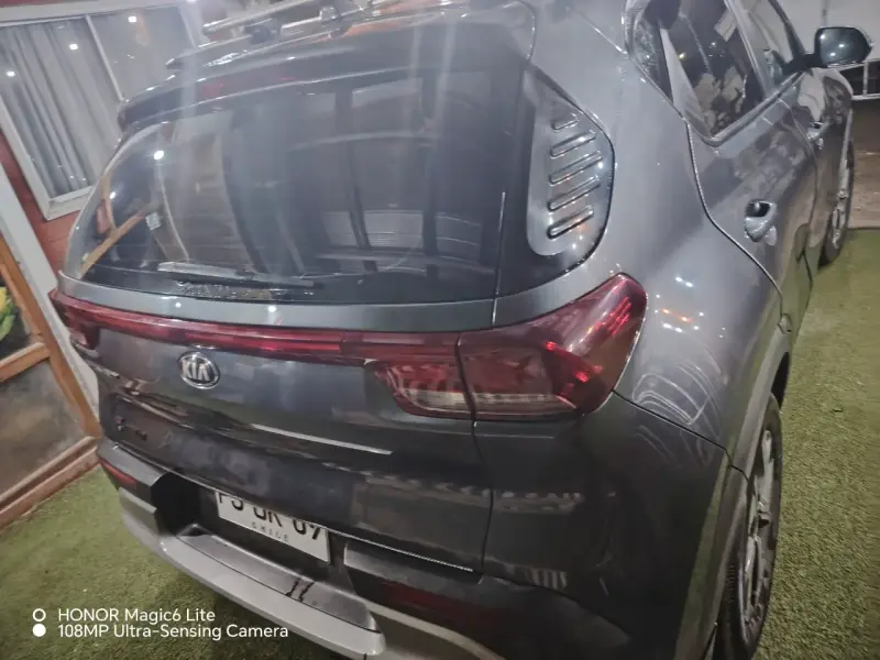 SUV Kia con tablero digital y cámara trasera - 3