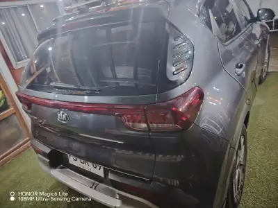 SUV Kia con tablero digital y cámara trasera - miniatura 3