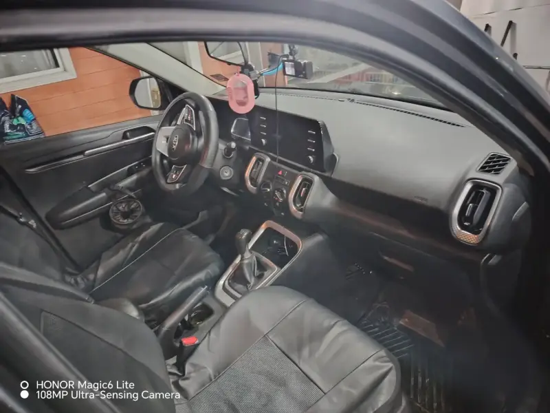 SUV Kia con tablero digital y cámara trasera - 4