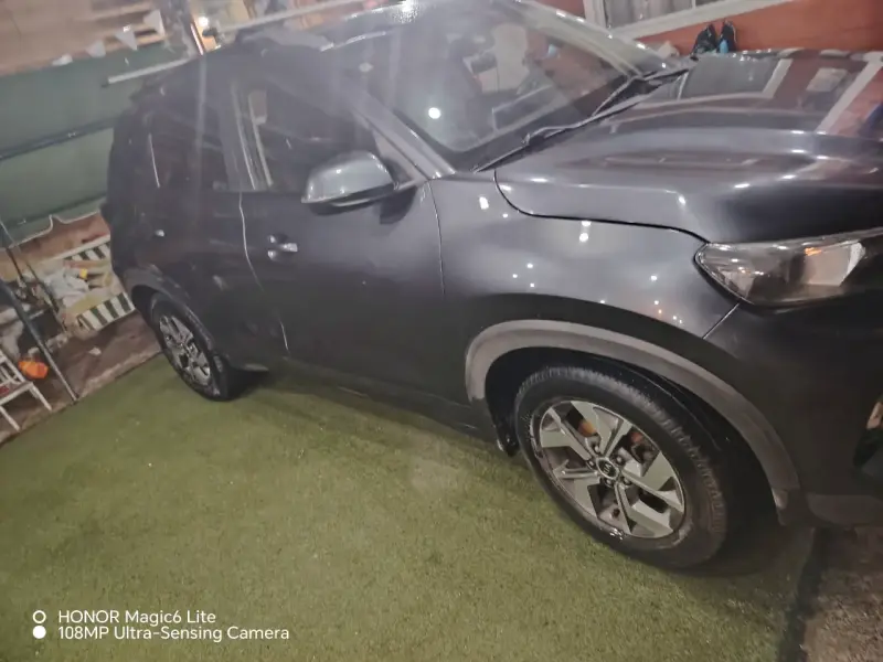 SUV Kia con tablero digital y cámara trasera - 5