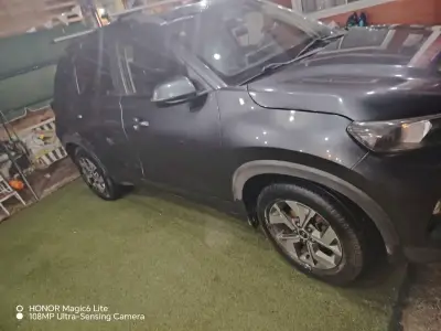 SUV Kia con tablero digital y cámara trasera - miniatura 5