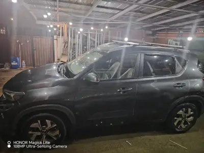 SUV Kia con tablero digital y cámara trasera - miniatura 6