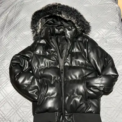 Chaqueta acolchada negra con capucha de piel sintética - miniatura 1