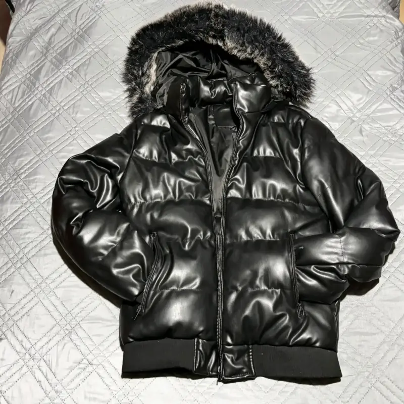 Chaqueta acolchada negra con capucha de piel sintética - 2